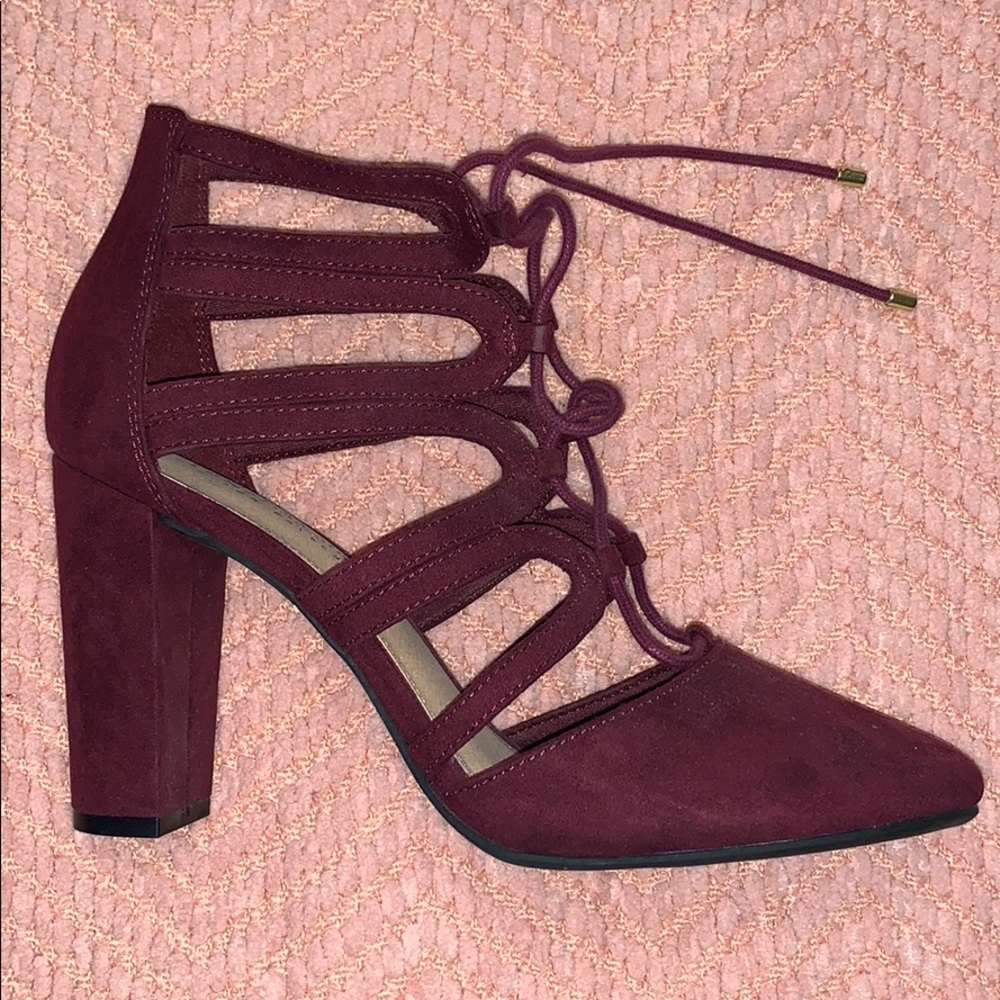 Cut-out heel - Picture 2 of 2